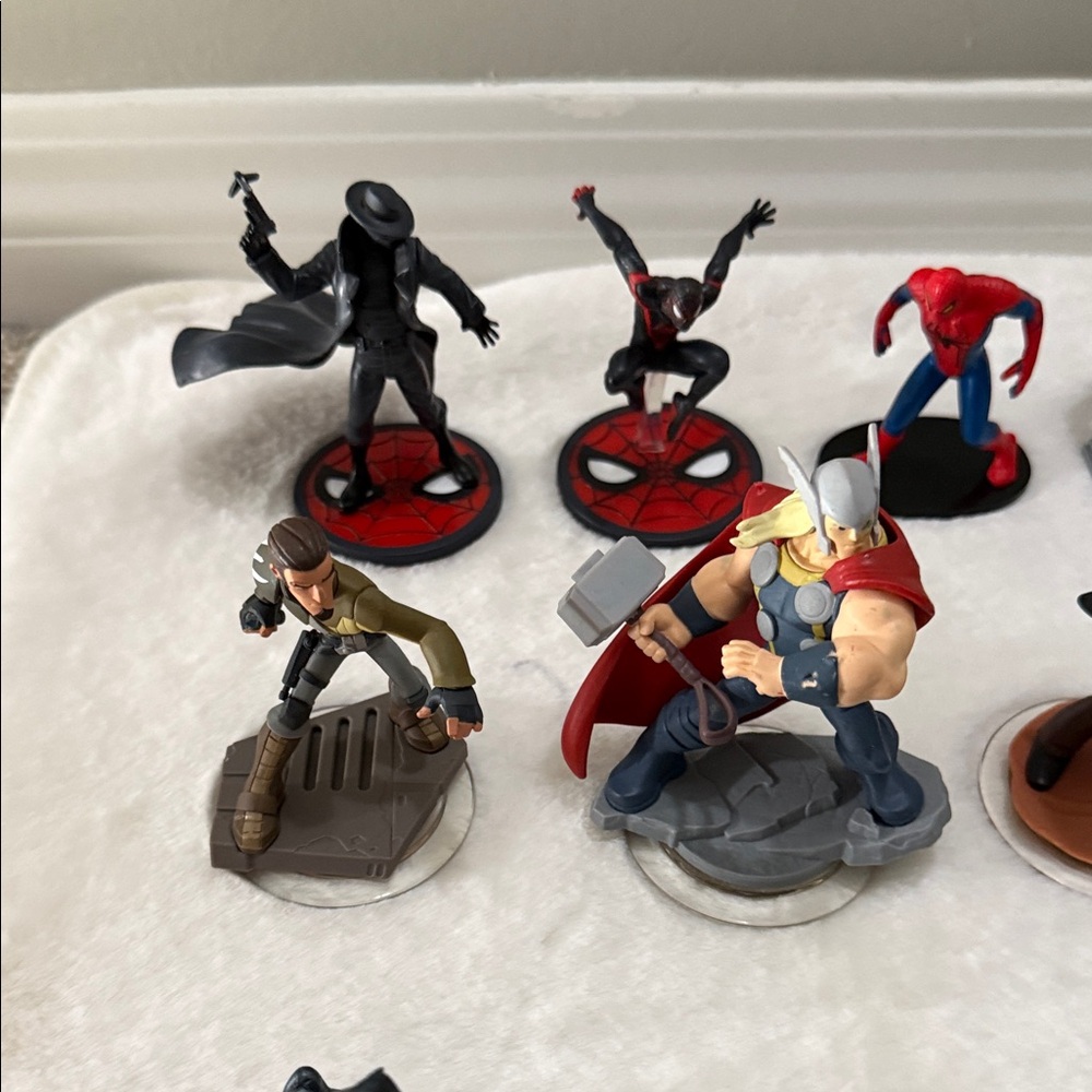 Assorted Action Figures Collection - Picture 11 of 11